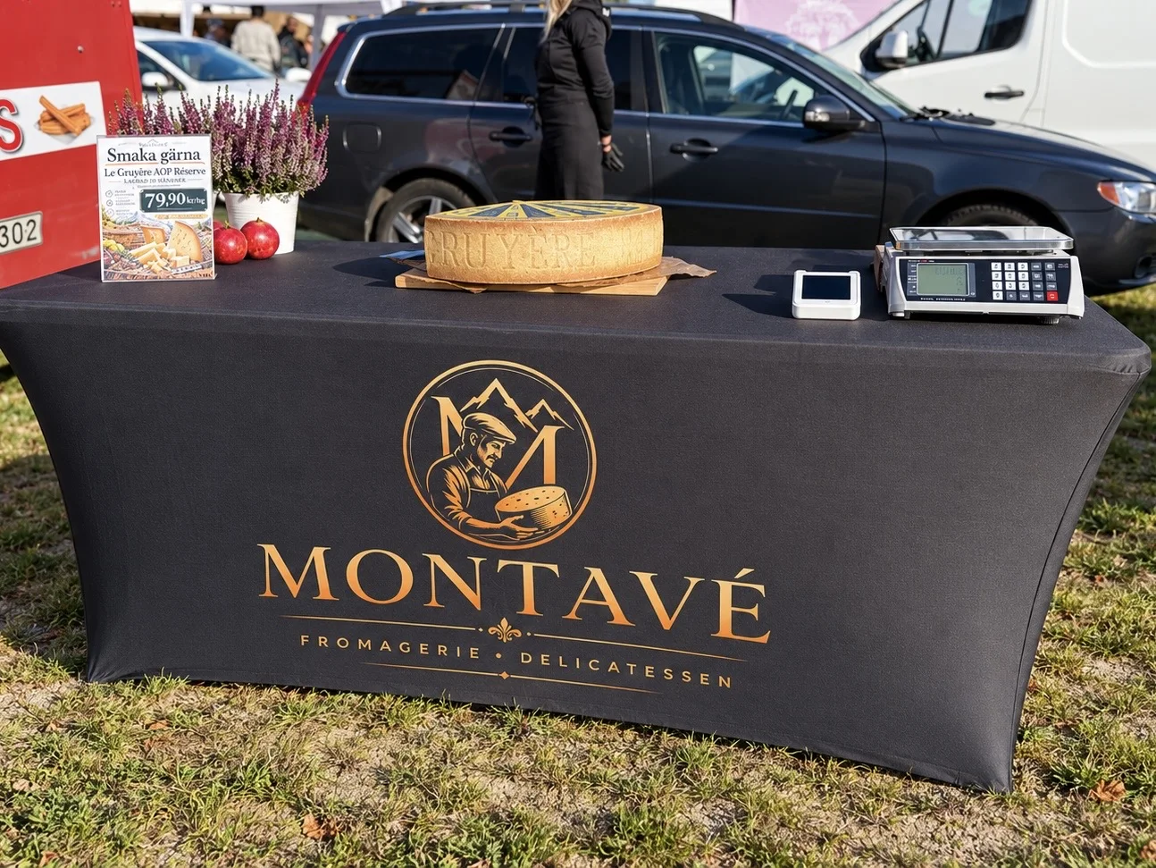 MONTAVÉs försäljningsbord med osthjul, skylt, våg och kortterminal på en marknad