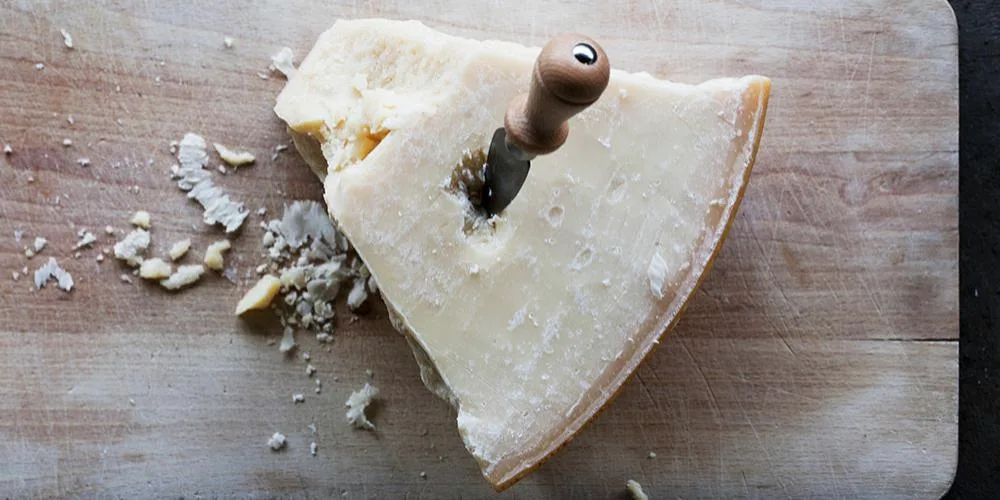 Parmigiano Reggiano från Sant’Anna på skärbräda